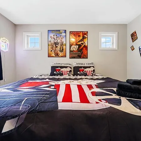 Cinematic Retreat-Family Hideaway With-King Bed Apartment